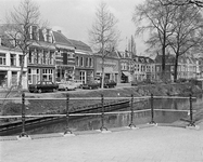 851562 Gezicht op de voorgevels van de panden Weerdsingel O.Z. 6-hoger te Utrecht, van bij de Weerdbrug, met op de ...